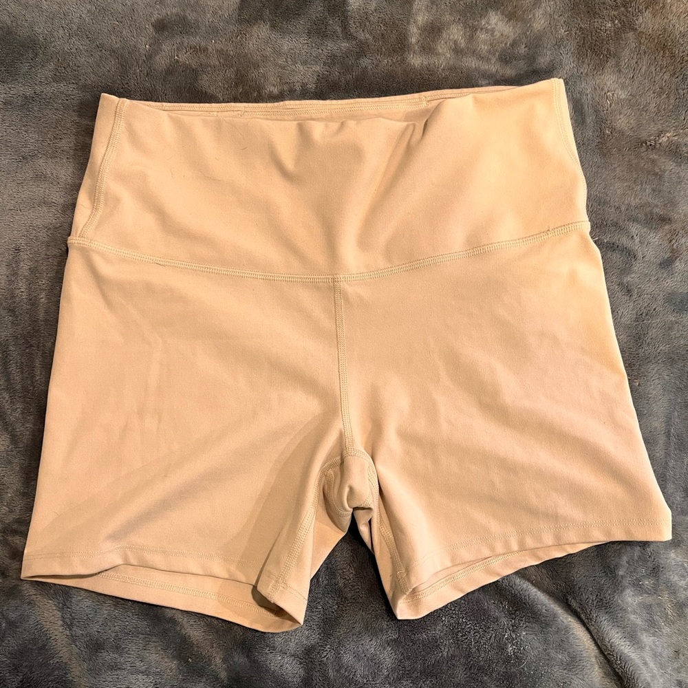Cream workout shorts - L